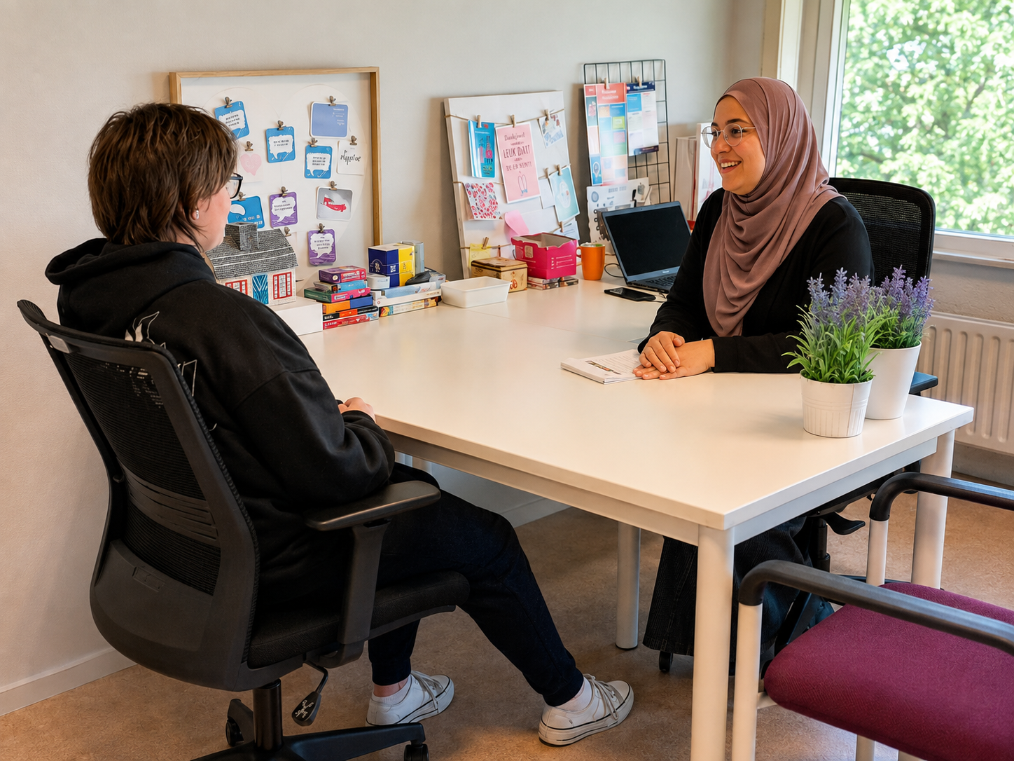 Zorgprofessional tijdens persoonlijk gesprek