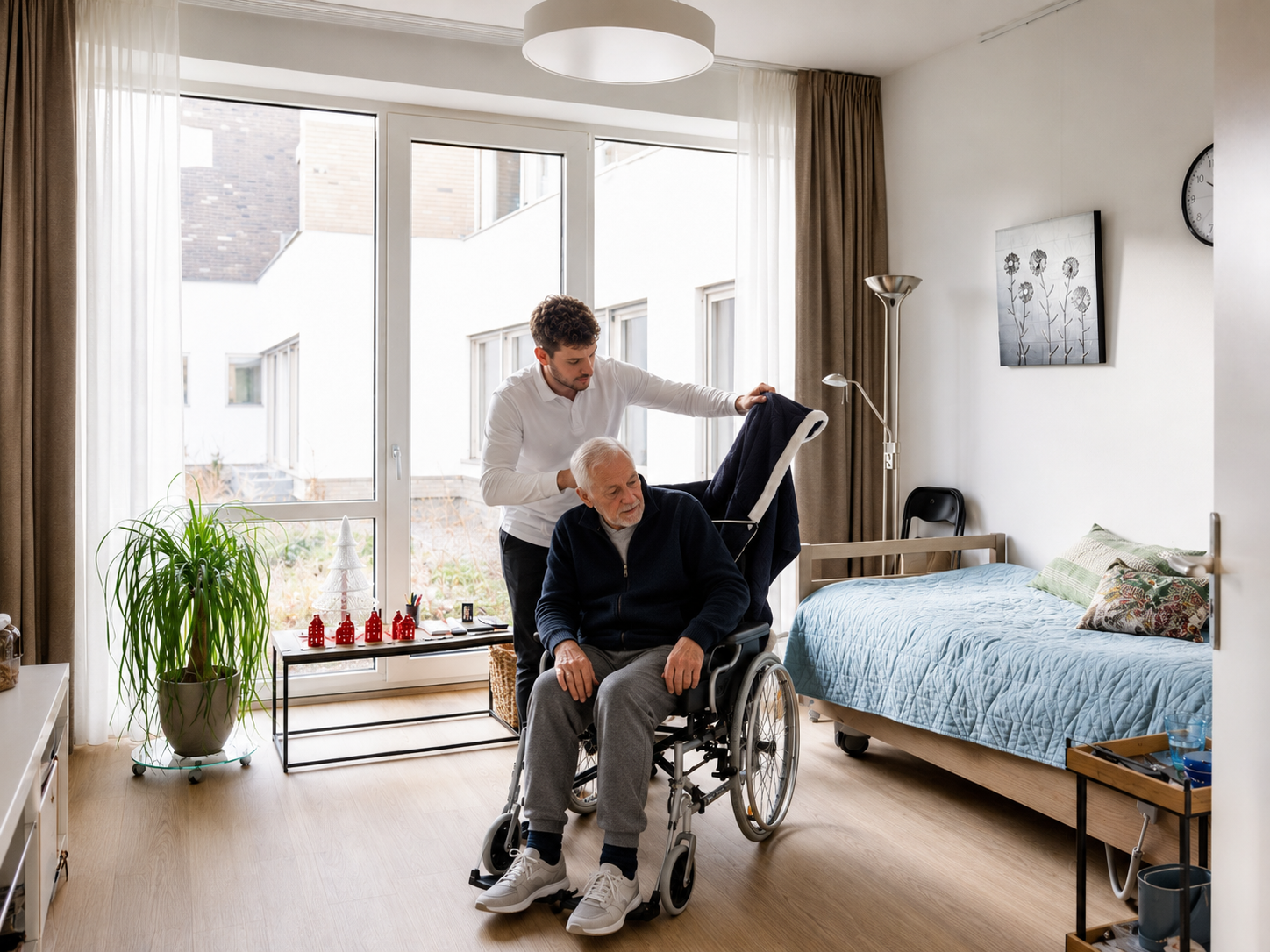 Zorgmedewerker ondersteunt bewoner in een rolstoel